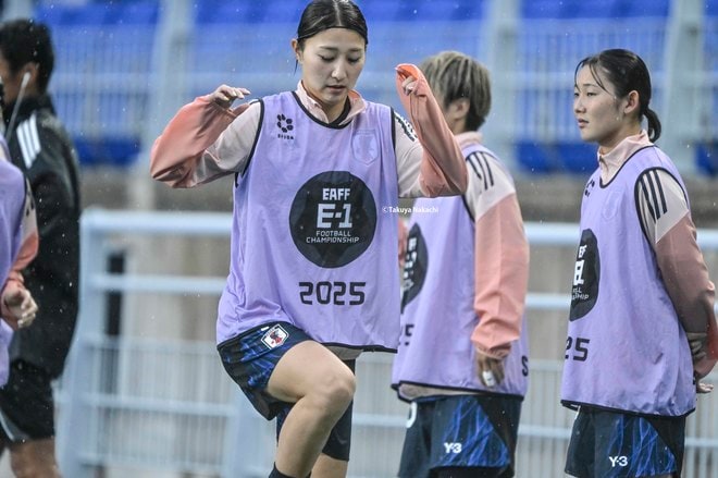 【塩越柚歩アルバム】E-1選手権最終戦で途中出場した「塩越柚歩の写真43枚」！ 雨に濡れながらも見せた華麗なプレー写真「なでしこジャパンー中国代表」の画像012