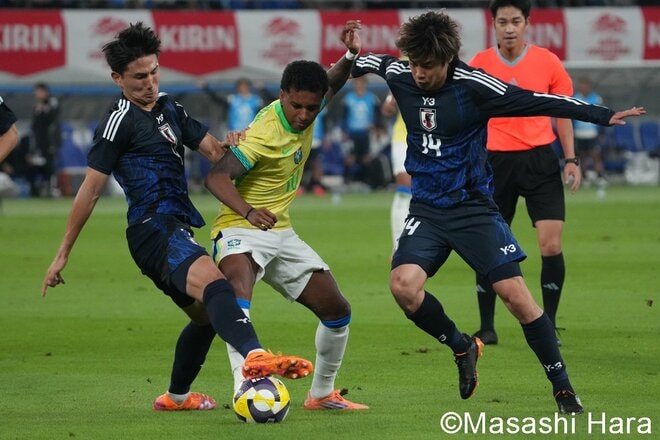 みんな笑顔の集合写真で1人だけ笑ってないのは？「W杯優勝を目指せる位置にいる｣エースストライカー上田綺世が胸を張った歴史的”初勝利”の夜【日本代表vsブラジル代表】激闘PHOTOギャラリーの画像008