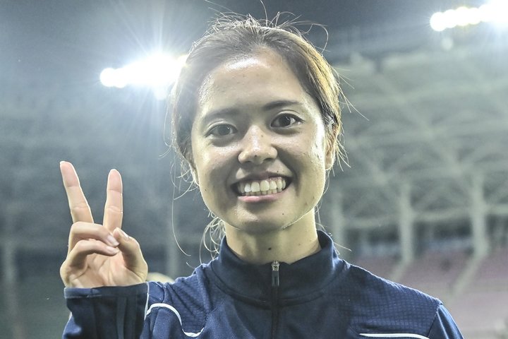 ｢唯ちゃん愛されてるねえ｣マイクを手にした長谷川唯にファン大合唱！ マンC女子優勝祝賀会で“YUIコール”が沸き起こる！｢可愛い～｣｢ピッチを離れると照れ屋さん｣