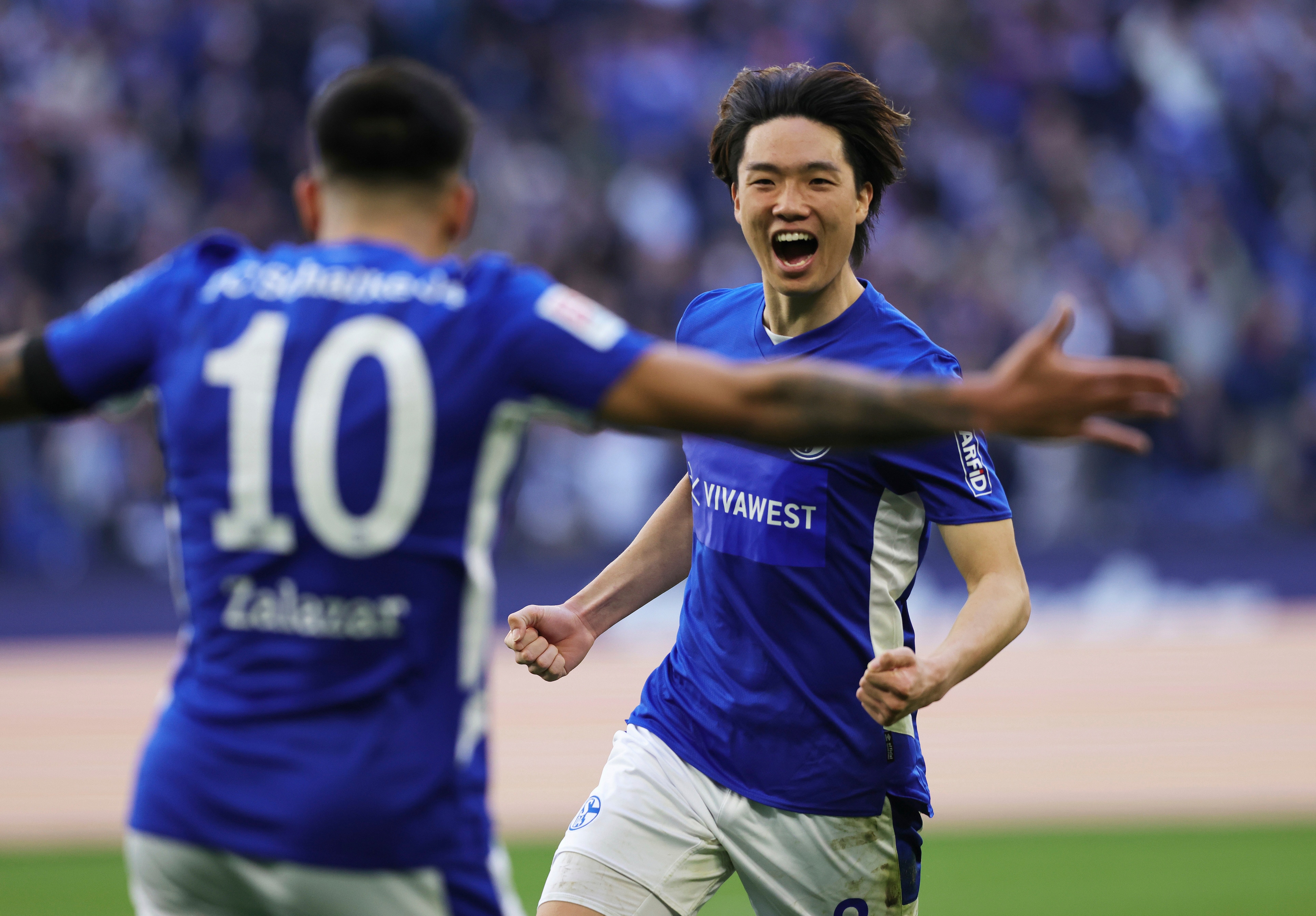 Fw顔負けの圧巻ゴール サッカー日本代表 板倉滉がシャルケの2点目を決め勝利に大貢献 2度のキレキレ切り返し から奪った 今季4得点目 とは 動画 サッカー批評web