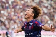 ｢恩返し弾！｣｢プレミア初ゴールってマジ？｣Cパレス所属の日本代表MF鎌田大地が“渾身の左足”で本拠地熱狂の同点弾！｢グラスナーの目の前でプレミア初ゴールはアツ過ぎる｣の画像