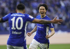 ｢FW顔負けの圧巻ゴール｣!!サッカー日本代表・板倉滉がシャルケの2点目を決め勝利に大貢献!!「2度のキレキレ切り返し」から奪った｢今季4得点目｣とは?【動画】の画像