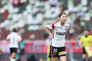 「可愛いなぁ」「顔小さい！」三菱重工浦和レッズレディース・塩越柚歩の“Wぶどうショット”が大反響！ 大好きなものに囲まれ、感謝の気持ち記すの画像