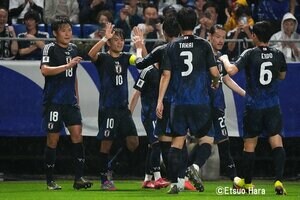 ｢そうか！違和感はそこかw｣｢すごいしゃがんでる笑｣サッカー日本代表DF20歳の試合前“初体験ショット”が話題！｢一番背が高いのに｣｢1列目！新鮮｣の声の画像