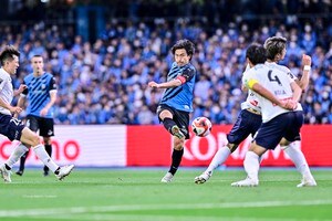 「逆足スーパーゴール」J1川崎のDF登里享平の右足豪快ミドル弾が「ノボリ史上歴代No.1ゴールじゃない？」と話題に！直後に担架で運ばれるアクシデントも含めて会場騒然の画像