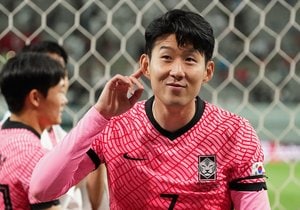 「うらやましすぎてお腹痛い」韓国代表ソン・フンミンがファンに「連続の神対応」で大絶賛！ 落とし物対応にハートポーズ…10万回再生された合宿初日の映像の画像