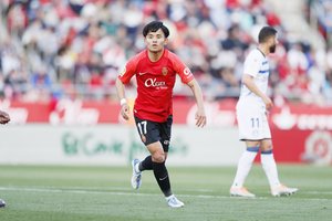 【ラ・リーガ分析】マジョルカ久保建英、チームは「2−1」勝利も…指揮官アギーレの「スタメン起用」の是非【マジョルカ対アラベス】(1)の画像