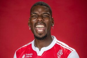 ｢おかえりキング｣ギャップが可愛い♡モナコ加入の元フランス代表MFポール・ポグバ、黒サングラスのクールな私服姿の手には世界的ブーム｢ラブブ｣が！の画像