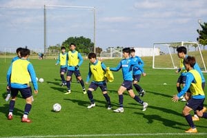 【毎日レポート! 川崎フロンターレ沖縄合宿】川崎が3バックでの戦術練習行う！ MF脇坂泰斗は「意欲的にみんながやっている」、DF大南拓磨は「遠くが見えなくならないように」と手応え語る！の画像