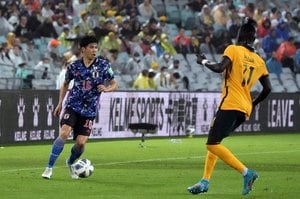 「山根視来は前回の試合よりずっと良かった」「伊東純也に合わせてうまく動いていた」【「サッカー日本代表は、いかにしてワールドカップ出場をつかんだのか」オーストラリア代表戦の激論】(2)の画像