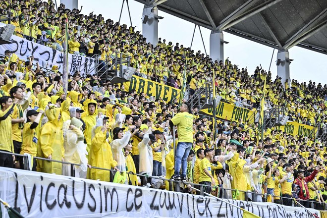 【千葉サポーターアルバム】雨の中で首位堅持のチームを後押しした「ジェフユナイテッド千葉のサポーター写真99枚」！ ゴール裏の熱狂ショット「ジェフユナイテッド千葉ーベガルタ仙台」の画像026