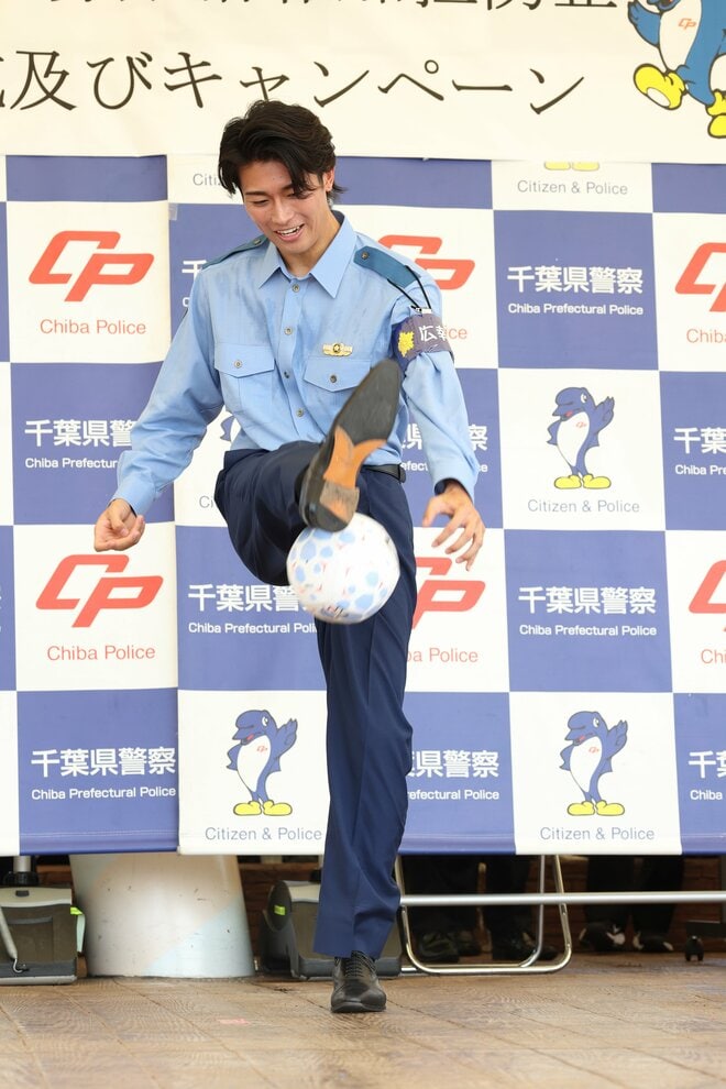 【画像23枚】中村敬斗の警官姿に｢カッコいい｣大歓声！千葉県警｢闇バイト防止｣イベント密着(2)革靴で神技リフティング！悩める中学生へ世界基準のアドバイスもの画像004