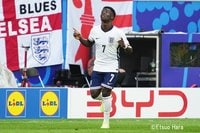｢試合が終わればノーサイド｣W杯3位決定戦終了直後のピッチ上での英仏合同の円陣シーンが美しい！｢この光景を見られただけでもこの3位決定戦には意味があったと思う｣