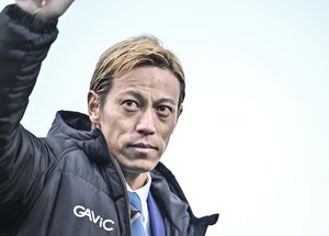 【日本代表戦士が横浜で再会。本田圭佑・香川真司・吉田麻也の現在地とは(1)】「引退はしない。自分でやめているだけ」と言う本田圭佑が目指す方向は……今後、松井大輔との連携もの画像
