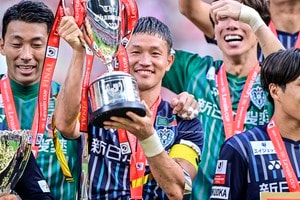 「急に王者の貫禄出てますね」ルヴァン杯王者アビスパ福岡が”凱旋ショット”を披露！「JALの人もうれしそう！」「笑顔がとっても可愛い」と空港スタッフも喜びを見せるの画像