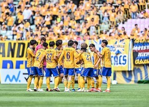 「可愛いすぎ」「めっちゃ美しい」超人気『セーラームーン』女優のJ2仙台の歴史的瞬間を観戦した「黄金のアウター姿」が大反響！「笑顔と髪型がとっても素敵で癒されます」と大反響の画像