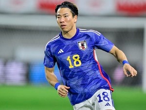 「ロナウジーニョ乗り移った？」「お洒落すぎる」浅野拓磨が相手を欺いた「圧巻ノールックパス」が超話題に！ 「視線と体の向き」で騙した技巧的プレーにファン注目の画像