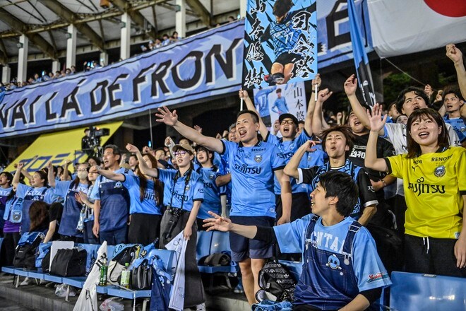 【サポーターアルバム】水曜開催の横浜FC戦に2万人が駆け付けた川崎フロンターレのサポーター写真47枚！ 勝利後の笑顔ショット「川崎フロンターレー横浜FC」の画像017