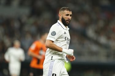 パーカー渋すぎる レアル マドリード公式が発表の新グッズが大反響 3万超いいね がついたサッカーフランス代表fwカリム ベンゼマとオーストリア代表dfダビド アラバがモデルの 新商品発表画像 サッカー批評web