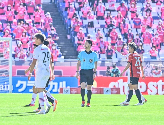 審判員は選手よりもはるかに厳しい覚悟でピッチに立っている【レフェリーの試合後会見は可か否か】(1)の画像