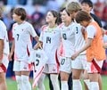 負傷離脱・清水梨紗のために長谷川唯が試合後のピッチで観客席に「盟友のユニフォーム」掲げる……試合中はベンチにかけ、離れていても共闘姿勢見せるの画像001