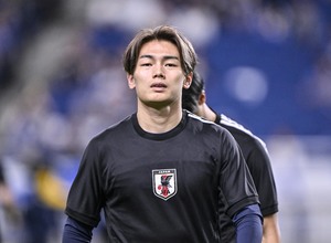 「美男美女だらけ」上田綺世＆人気モデル妻に“もう一人”が加わった「豪華すぎるクリスマス3ショット」が3万いいねの大反響！「夫婦そろって顔面良すぎるわ、、」の声の画像