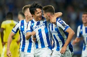 ｢ヘディングアシスト凄いな｣!! サッカー日本代表・久保建英が珍しい頭でのアシストでソシエダのヨーロッパリーグ｢GL突破に貢献｣! 途中出場で今季公式戦4アシスト目の画像