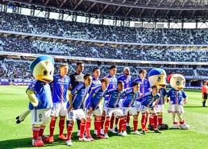 「帰ってきた感があって最高」横浜F・マリノスの日産スタジアムでの練習公開で、サポーターは「階段の登り方」に注目！「個性があって面白い」と、それぞれの行動に熱視線の画像