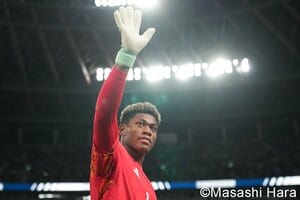 ｢俺たちのナンバーワン｣鈴木彩艶がサッカーの母国で大絶賛！彩艶推しプレミア公式が投稿したネット越し“珠玉の1枚”に｢カッコ良すぎんだろ｣世界が熱狂！の画像