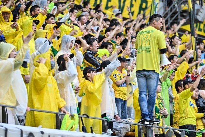 【千葉サポーターアルバム】雨の中で首位堅持のチームを後押しした「ジェフユナイテッド千葉のサポーター写真99枚」！ ゴール裏の熱狂ショット「ジェフユナイテッド千葉ーベガルタ仙台」の画像022