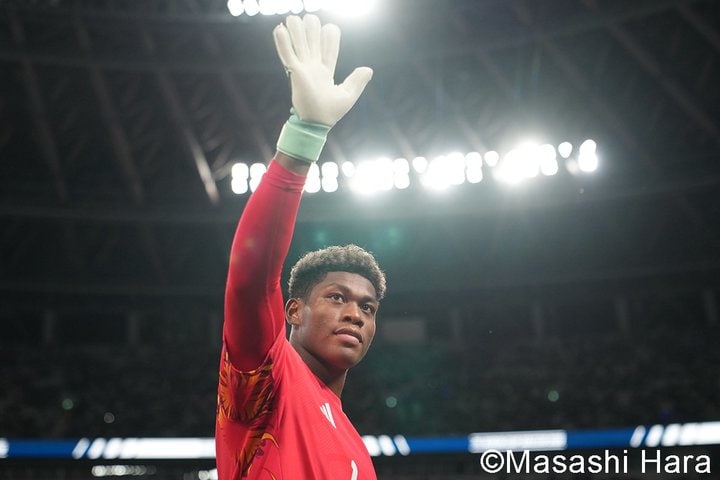 ｢俺たちのナンバーワン｣鈴木彩艶がサッカーの母国で大絶賛！彩艶推しプレミア公式が投稿したネット越し“珠玉の1枚”に｢カッコ良すぎんだろ｣世界が熱狂！