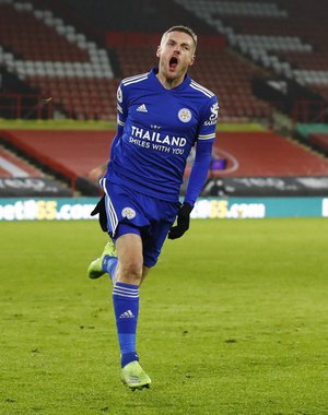 さすがストライカー⁉「コーナーフラッグを完全粉砕！」FWヴァーディの驚愕プレーの画像