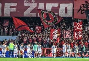 「赤お似合いです」ガチ鹿島サポ＆初観戦の声優コンビのスタグル堪能ツーショットに反響！ シーズンW達成に「最幸の誕生日プレゼント」「幸せのおすそ分け良かったね」の声の画像