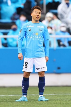 【J2大波乱のスタート】新潟、徳島、大分、長崎、琉球…「J1昇格候補」がつまづくなか「3連勝」の横浜FC、勝利を決めた山下諒也の「スパイクは脱げちゃったので」“素足ゴール”と“中村俊輔もサブ”の「チーム総合力」！【戸塚啓のJ2のミカタ】(1)の画像