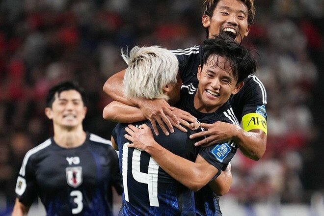 「クボくーん、なのにナガトモって言われてましたよ」サッカー日本代表・久保建英の“長友いじり”が話題!「長友と久保の絡みかなりすき」「10番になっても変わらず面白い」の声の画像