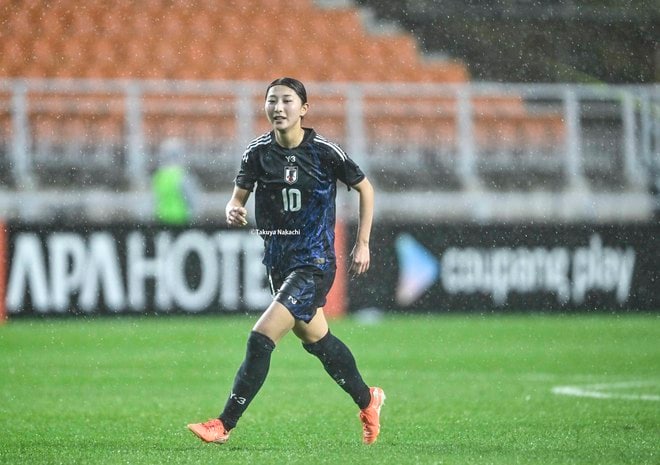 【塩越柚歩アルバム】E-1選手権最終戦で途中出場した「塩越柚歩の写真43枚」！ 雨に濡れながらも見せた華麗なプレー写真「なでしこジャパンー中国代表」の画像036