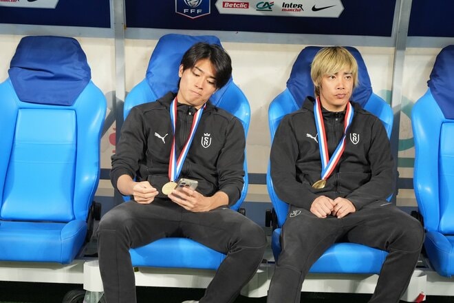 運命の大一番！サッカー日本代表・伊東純也、中村敬斗、関根大輝が語った｢世界一のクラブ｣と｢降格プレーオフ｣(2)敬斗＆純也メダル記念ショットと先制点｢カードをもらってもいい｣プレー【激闘後21連写】の画像008