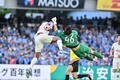 指揮官も「軽症を祈るだけ」と心配する中、試合後に病院搬送……J1柏GK松本健太が脳震とうで試合途中に担架でピッチ離れる　相手選手との空中戦で激突して負傷の画像004
