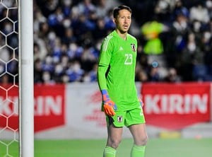 「これはかっこいい!!!」日本代表GKシュミット・ダニエルが「暴力団対策ポスター」に起用！ 力強い眼差しを向けたビジュアルが好評の画像