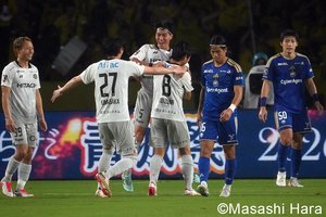 雨中の上位対決で柏が4発快勝！ 古巣との一戦に気合十分の藤尾翔太＆味方を鼓舞し続けた昌子源！ 瀬川祐輔が見事な2ゴール！ 【FC町田ゼルビアvs柏レイソル】激闘PHOTOギャラリーの画像
