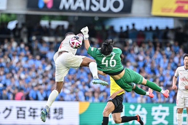 指揮官も「軽症を祈るだけ」と心配する中、試合後に病院搬送……J1柏GK松本健太が脳震とうで試合途中に担架でピッチ離れる　相手選手との空中戦で激突して負傷の画像004