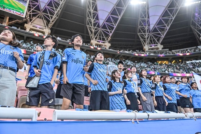 【サポーターアルバム】サウジアラビア・ジェッダ開催のACLE決勝に川崎サポーター700人が集結！ 現地で声援を送ったサポーター写真78枚「アル・アハリー川崎フロンターレ(1)」の画像048