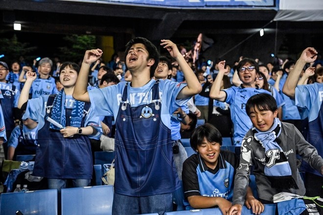 【サポーターアルバム】水曜開催の横浜FC戦に2万人が駆け付けた川崎フロンターレのサポーター写真47枚！ 勝利後の笑顔ショット「川崎フロンターレー横浜FC」の画像046