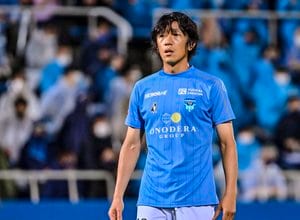 【J2「歓喜」】「引退報道」中村俊輔の鋭いFKも…横浜FC「2－3」ツエーゲン金沢に敗戦も「J1復帰」決定！ニッパツ三ツ沢球技場を包んだ「安堵と拍手」【戸塚啓のJ2のミカタ】(1)の画像
