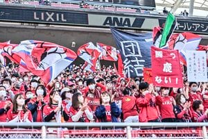 「めっちゃ可愛い」磯山さやかの「J1鹿島アントラーズのユニフォーム姿」公開！ ロングスカートと合わせたコーデで、カシマスタジアムでの観戦＆スタグルを楽しむ！の画像