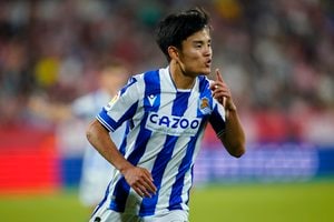 サッカー日本代表・久保建英が「シャイな少年」を指名してユニフォームプレゼント! 「キッズはタケの事好きになるな」の声が挙がった粋な行動の画像