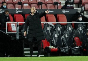 快勝マンC・グアルディオラ監督の超精密戦術「ボールに触れない選手」の画像