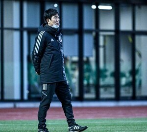 サッカー日本代表・森保一監督が谷口彰悟＆長友佑都に長時間の熱血個別指導！ サウジアラビア戦を前に最終ラインを調整の画像