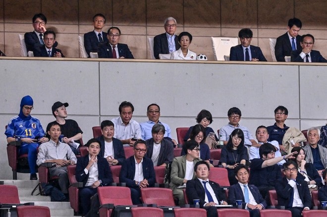 「服装がもう場違いで草生える」日本代表と中国代表とのW杯最終予選の関係者席に並ぶ「全身タイツ姿の人気ユーチューバー」が話題に！「1人だけ全身タイツだけど!!」とツッコミの声の画像002