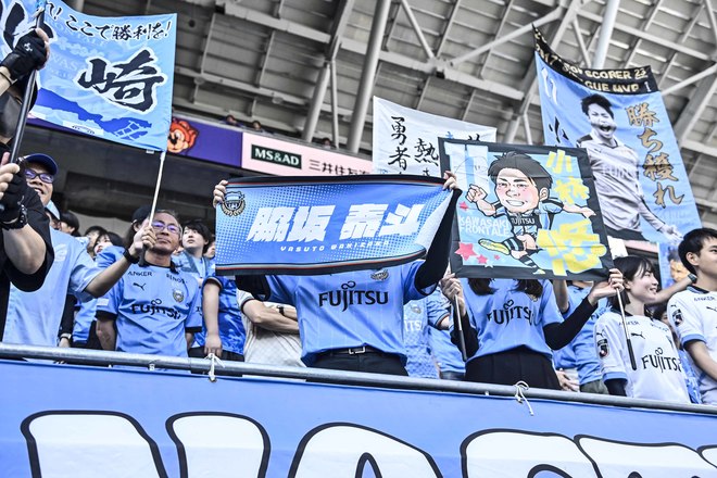 【サポーターアルバム】敵地で勝利を掴んだ川崎フロンターレのサポーター写真75枚！ 圧巻の応援で勝ち越し導く「サンフレッチェ広島ー川崎フロンターレ」の画像041